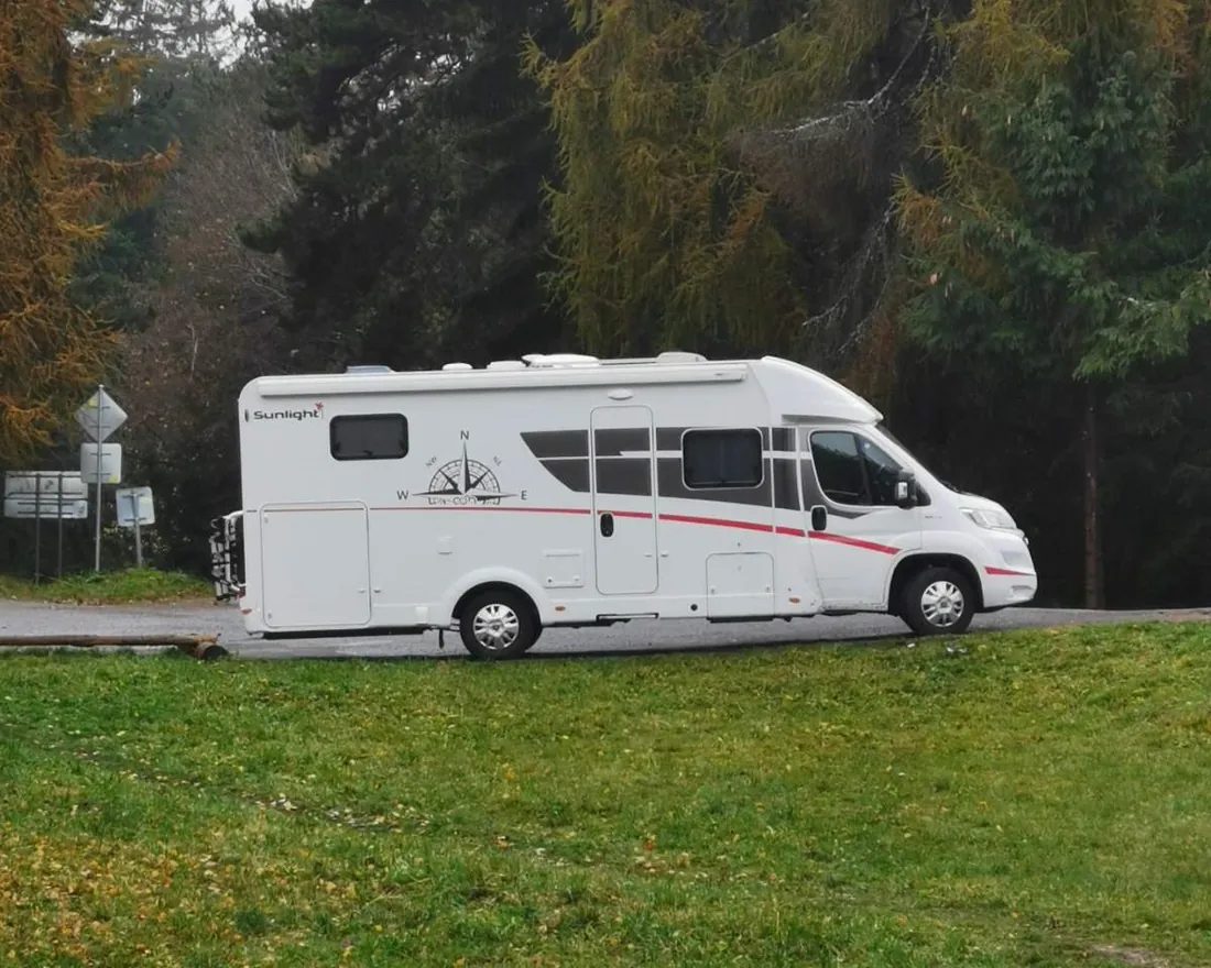 Karavan Sunlight T67 na ceste počas dovolenky