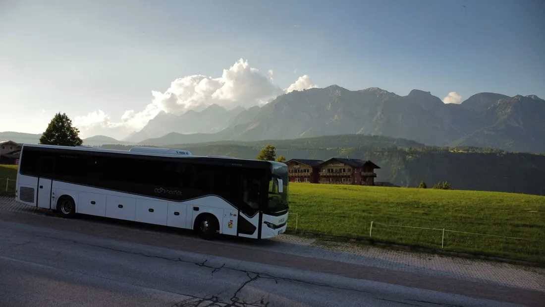Autobus pristavený pred školou pred odchodom na výlet